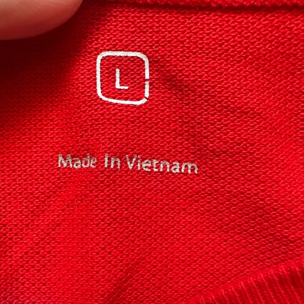 Apple employee red shirt